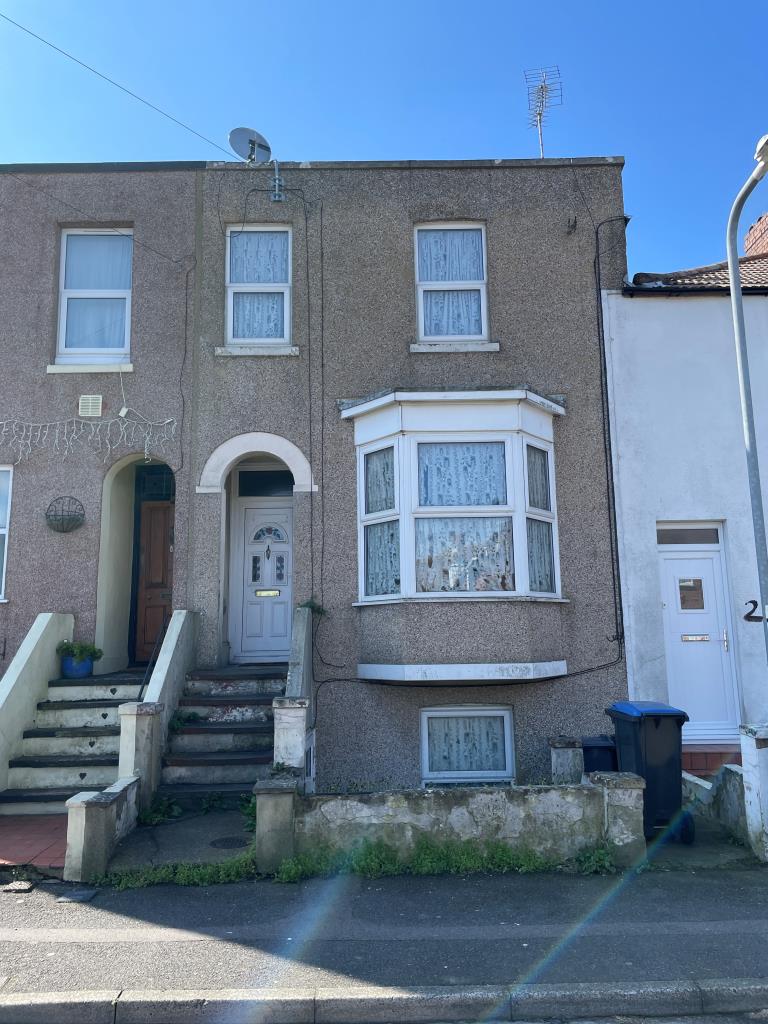 Lot: 14 - FOUR-BEDROOM HOUSE FOR IMPROVEMENT - Front of building with bay window
